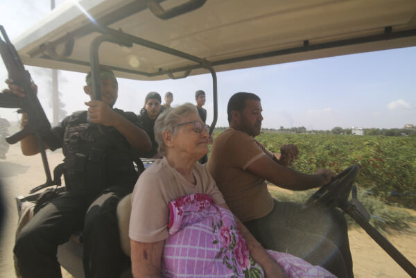 Et stort antall israelere er kidnappet og ført som gisler til Gazastripen