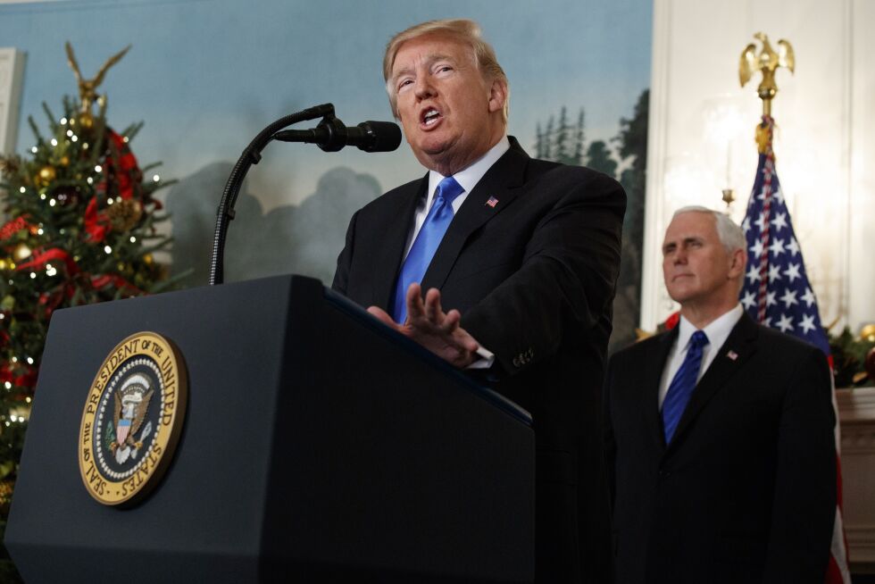 STØTTER ISRAEL: President Donald Trump taler i forbindelse med anerkjennelsen av Jerusalem som Israels hovedstad. Bak ham står visepresident Mike Pence.
 Foto: AP