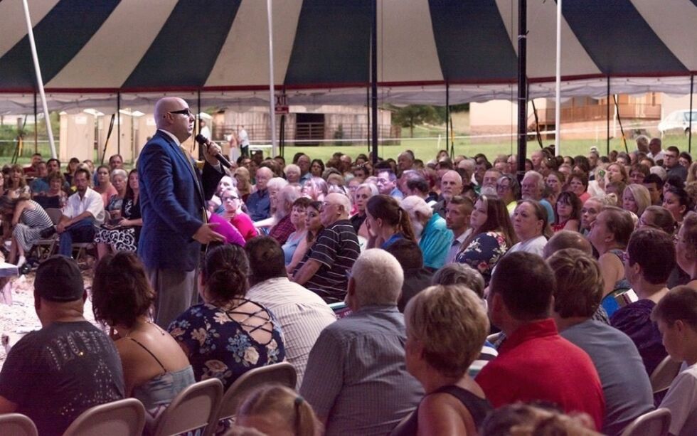Evangelist D.R. Harrison fra Voice of Hope Evangelistic Ministries forteller til CBN News at over 250 mennesker har tatt imot Jesus som sin Herre og Frelser under vekkelsen så langt. Illustrasjonsbildet er fra en annen kampanje.
 Foto: Voice of Hope