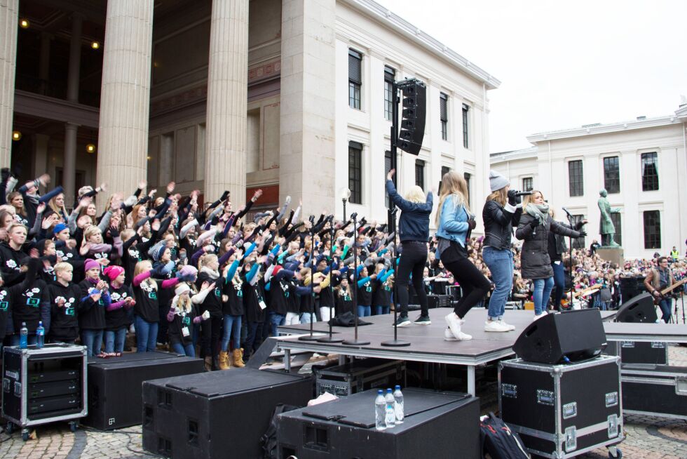 Over 1800 unge Soul Children korsangere var samlet til konsert på Universitetsplassen i Oslo.
 Foto:  Ingunn Marie Ruud, KPK