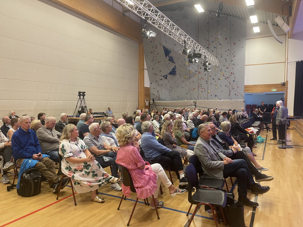 FULLSATT SAL: Det hvilte en salvelse og en stor forventning over salen lenge før møtet startet, og mange hadde trukket kølapp for å bli bedt for av Svein-Magne Pedersen.
 Foto: Trine Overå Hansen