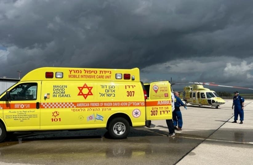 En israelsk ambulanse henter skadde etter et Hizbollah-angrep mot Margaliot, nord i Israel, mandag 4. mars 2024.
 Foto: Magen David Adom.