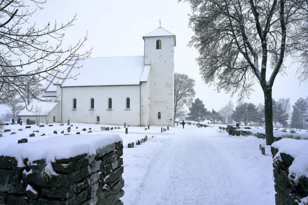 JULEGUDSTJENESTE: Mange av landets kirker åpner dørene, til tross for koronatiltak. Bildet viser Hoff kirke på julaften i fjor.
 Foto: Øyvind Holmstad / Wikimedia Commons / CC