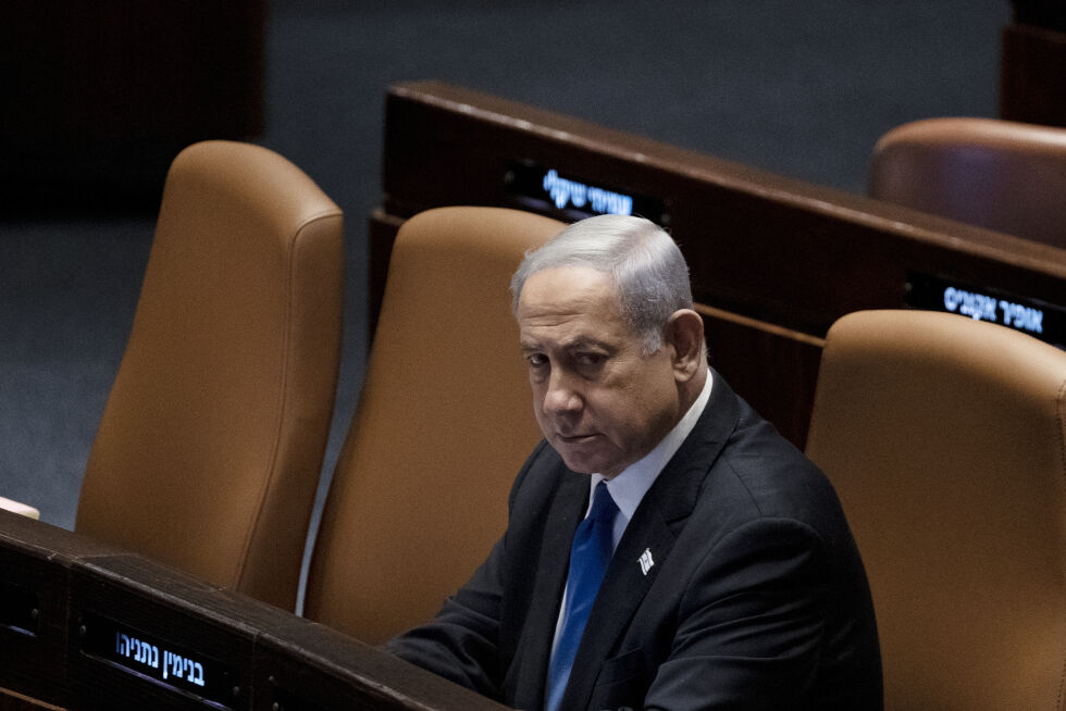 Tilbake på jobb: Statsminister Benjamin Netanyahu var på plass i Knesset få timer etter at han ble skrevet ut fra sykehuset der han fikk  operert inn en Pacemaker.
 Foto: NTB/AP/Maya Alleruzzo