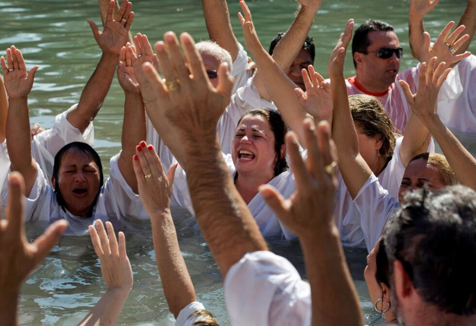 Brasilianske kristne deltar i en massedåp i Jordanelven under Feast of the Tabernacles. Illustrasjonsbilde.
 Foto: TARA TODRAS-WHITEHILL/AP/NTB
