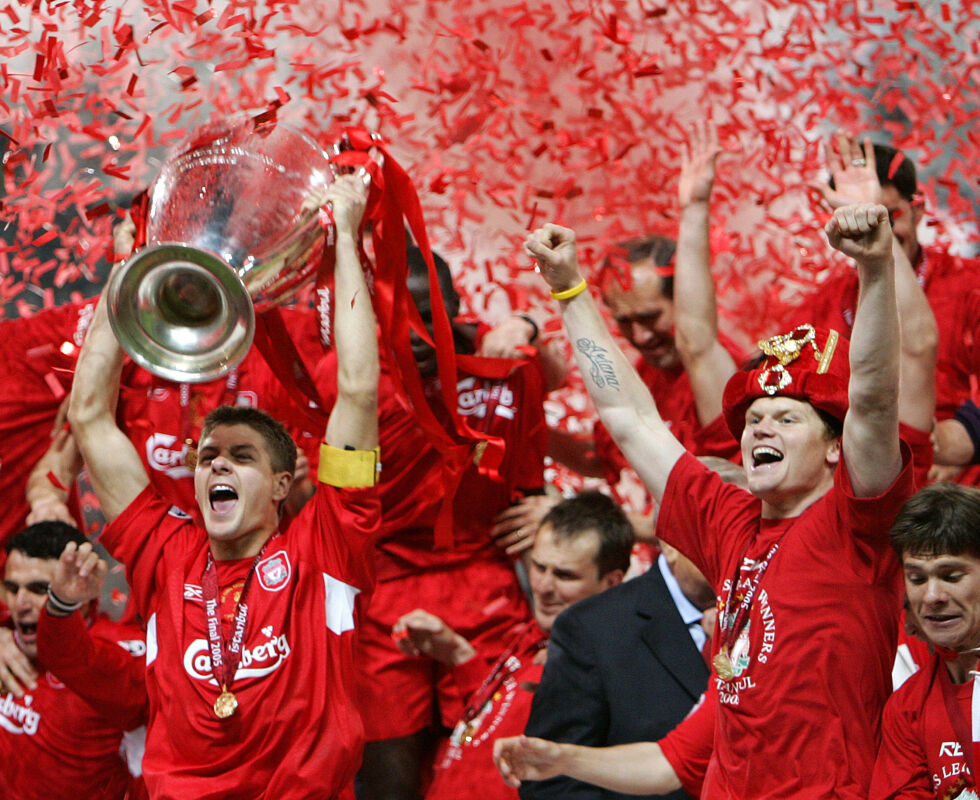 Liverpools kaptein Steven Gerrard løfter Champion League-trofeet i Istanbul 25. mai 2005.
 Foto: AP Photo/Thomas Kienzle/NTB.