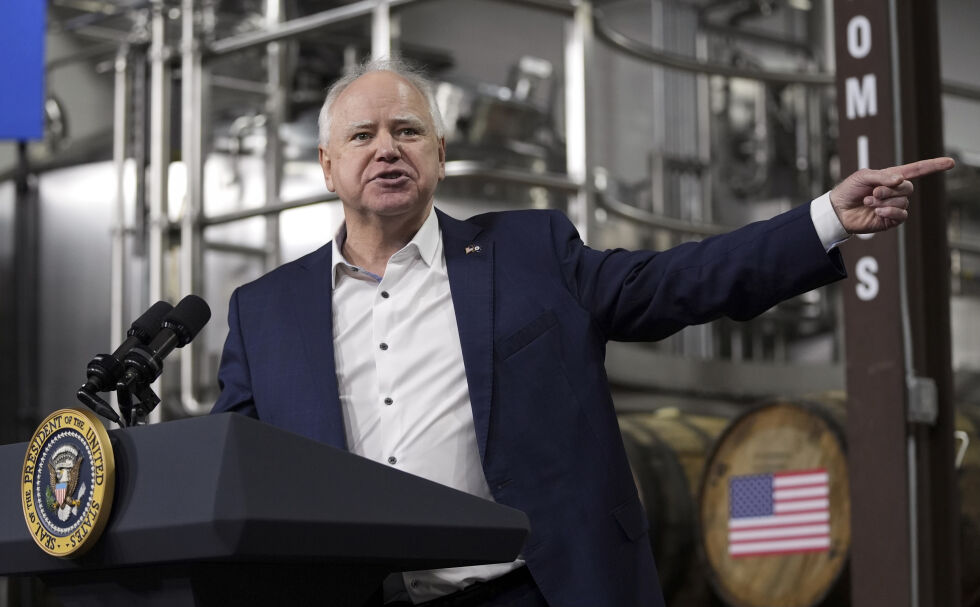 Tim Walz har vært guvernør siden 2019. Han vokste opp i småbyen West Point i delstaten Nebraska. Han var samfunnsfaglærer, fotballtrener og fagforeningsmedlem ved Mankato West High School i Minnesota før han ble politiker.
 Foto: Alex Brandon / AP / NTB