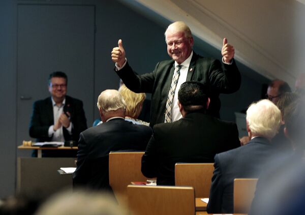 Carl I. Hagen klar for comeback på Stortinget