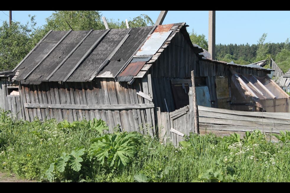 Fattigdom: Det er ikke uvanlig at folk bor i slike hus på landsbygda i Ukraina. Store deler av befolkningen mangler det meste. Foto: Privat
