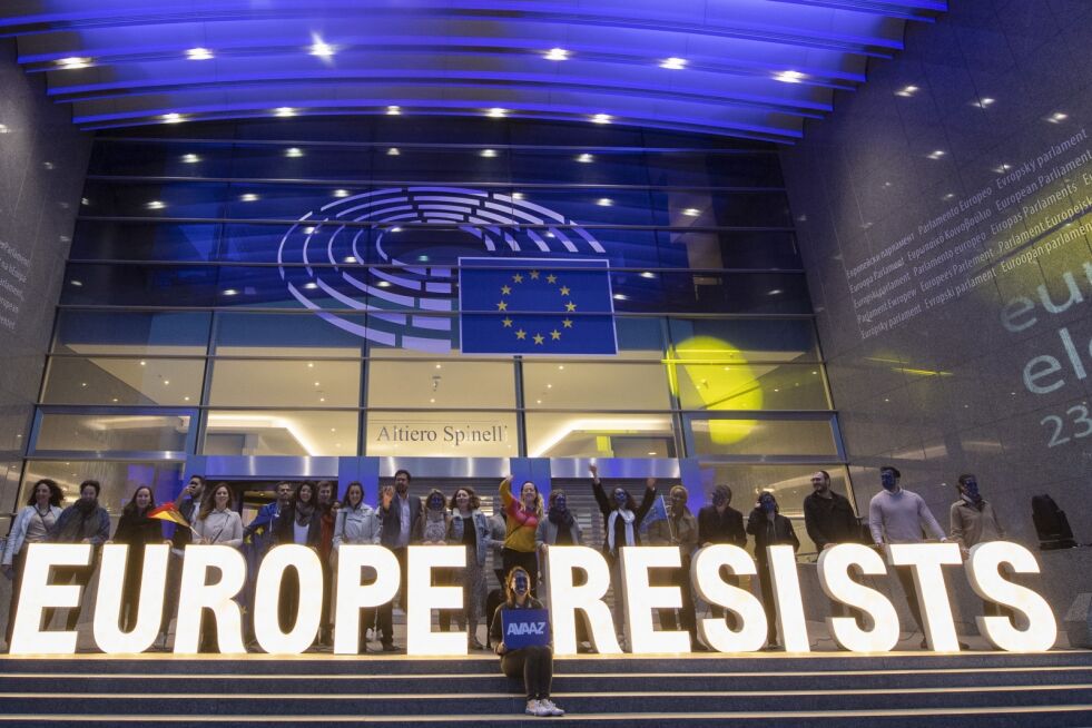 Aktivister fra organisasjonen Avaaz feirer utenfor EU-parlamentet søndag kveld idet valgresultatene viste framgang for blant annet grønne partier. Foto: Ermindo Armino /AP / NTB scanpix