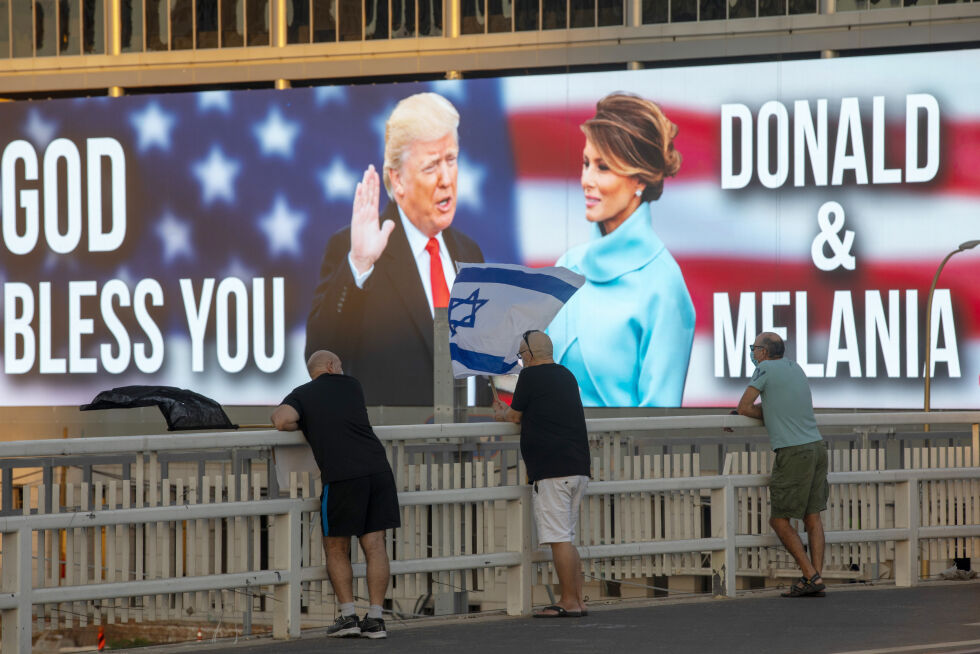 TRUMP-STØTTE: Plakat som støtter president Donald Trump og førstedame Melania Trump i Tel Aviv, Israel under den amerikanske valgkampen høsten 2020.
 Foto: AP Photo/Oded Balilty