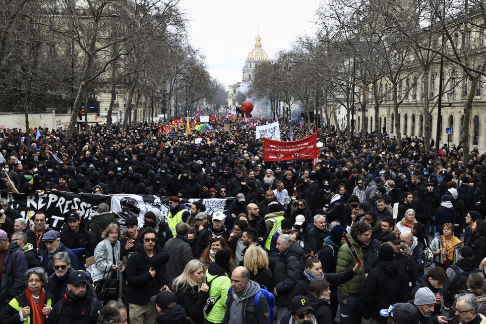 FRANKRIKE: Motstandere av president Emmanuel Macrons pensjonsplan demonstrerte i går, 15. mars 2023, i Paris.
 Foto: AP/NTB/Aurelien Morissard