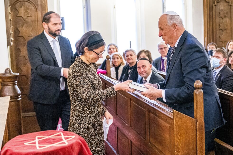 Kong Harald mottar den nye norske bønneboken Siddur fra oversetter Yvonne Needelstone og rabbiner Joav Melchior.
 Foto: Håkon Mosvold Larsen / NTB