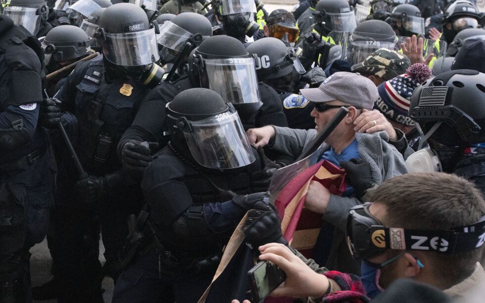 Store politistyrker ble satt inn mot demonstrantene utenfor kongressen i Washington.
 Foto: Jose Luis Magana / NTB
