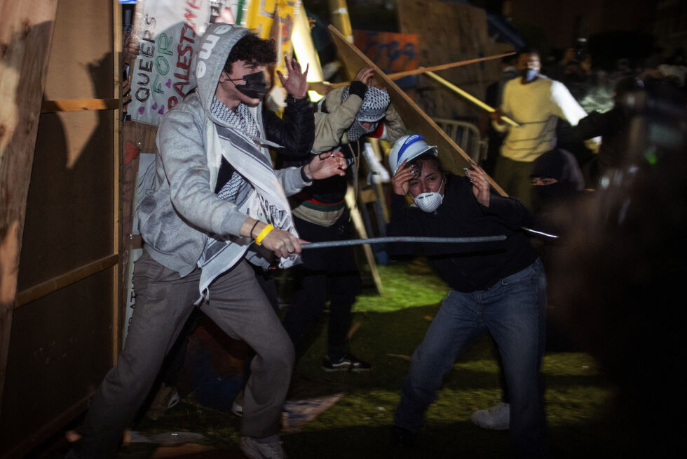 ANGREP HVERANDRE: Demonstranter braker sammen ved et pro-palestinsk leir ved UCLA tidlig onsdag 1. mai i Los Angeles.
 Foto: AP/Ethan Swope