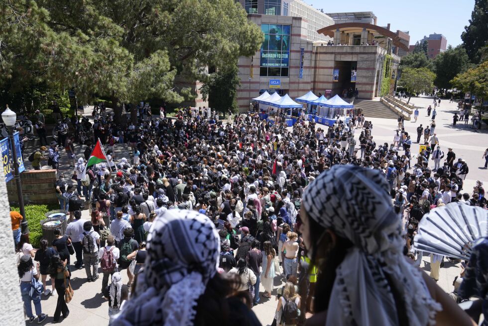 CALIFORNIA: Studenter samlet mandag på UCLA (University of California, Los Angeles) for å protestere mot Israel-Hamas-krigen.
 Foto: AP/Damian Dovarganes