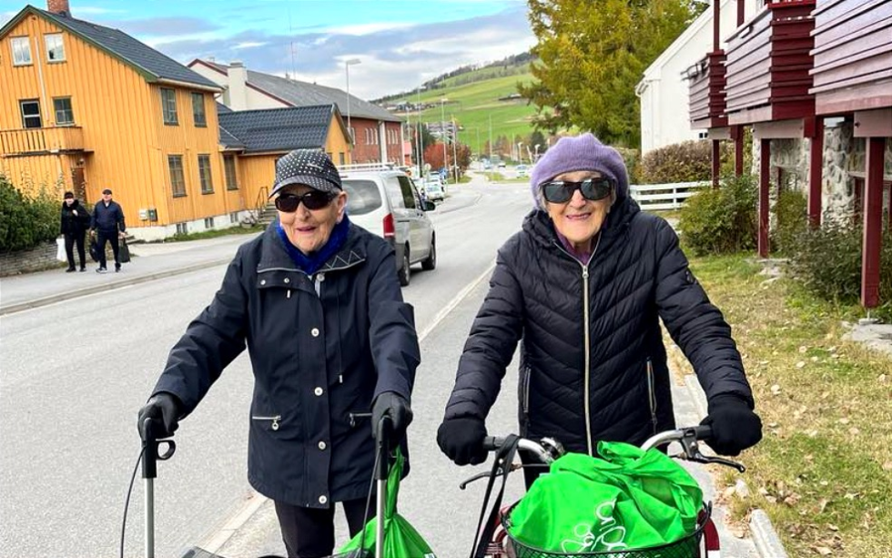 DAMER MED FUTT I: Kari Kleven(t.v) og Berit Bakke.
 Foto: Privat