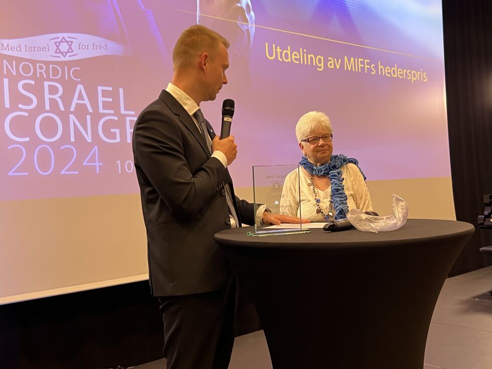 Lars Johan Nordgård delte ut Miffs hederspris til Reidun Bugge for lang og tro tjeneste.
 Foto: Trine Overå Hansen