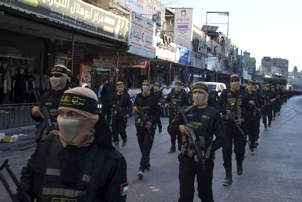 PALESTINSK ISLAMSK JIHAD: Medlemmer av Al-Quds-brigaden marsjerte med våpen sør på Gazastripen 9. august.
 Foto: AP Photo/Adel Hana/NTB
