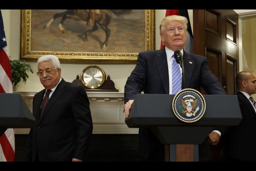 SIER STOPP: Mahmoud Abbas´ selvstyremyndigheter står overfor betydelige bistandskutt dersom de fortsetter å lønne terrorister. Her er Abbas og president Trump sammen i Det hvite hus under et besøk i fjor. Foto: NTB Scanpix