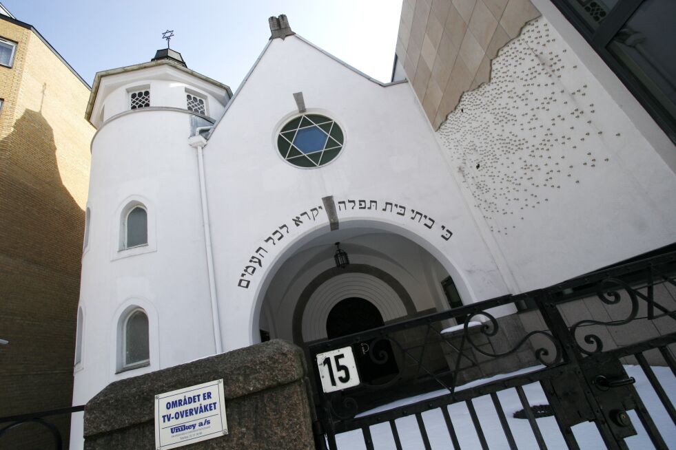 OSLO: Utenfor synagogen i Oslo var tre nazister møtt opp under yom kippur-feiringen for å formidle et antisemittisk budskap.
 Foto: NTB