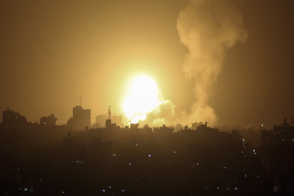 Det israelske luftforsvaret angrep en av Hamas sine våpenfabrikker i byen Khan Yunis på Gazastripen. Angrepet kom som følge av at en terrorrakett ble skutt inn over Israel tidligere på dagen.
 Foto: Yousef Masoud/NTB