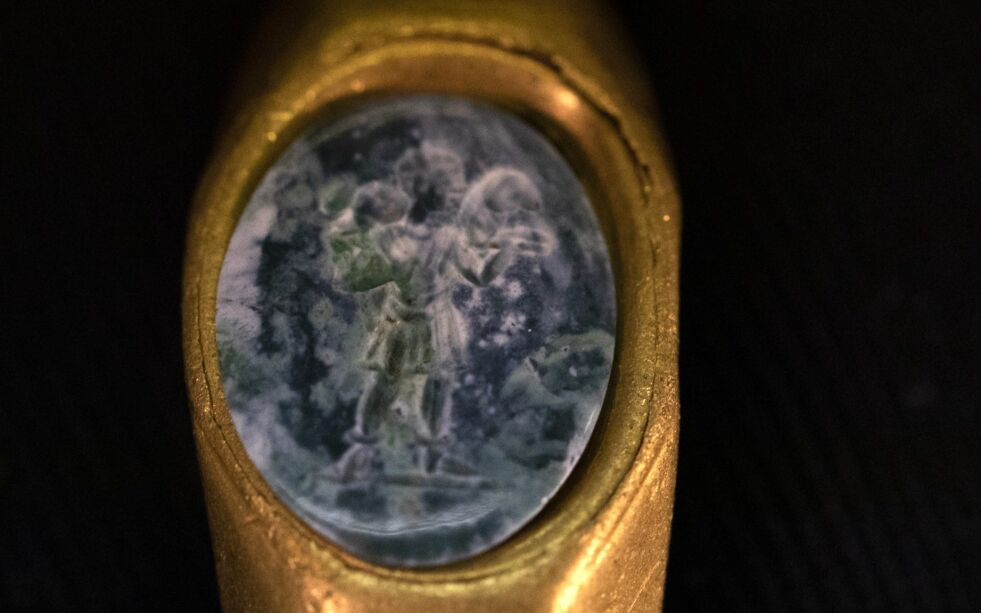 En romersk gullring med en grønn edelsten, der det er skåret inn en hyrde som bærer en sau på skuldrene. Den gode hyrden er et av de tidligste og eldste bildene som ble brukt i kristendommen for å symbolisere Jesus.
 Foto: Ariel Schalit / NTB / AP