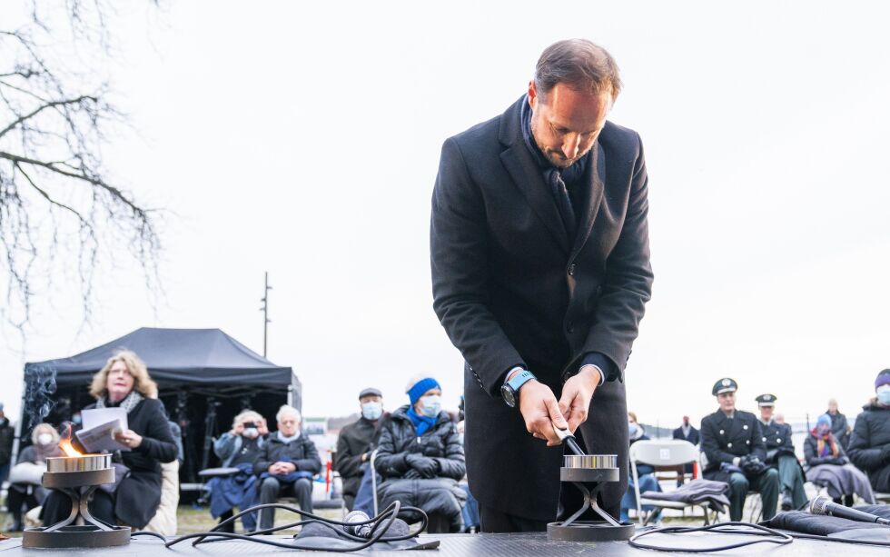 Kronprins Haakon tenner en fakkel under markeringen av den internasjonale holocaustdagen på Akershusstranda i Oslo torsdag ettermiddag. Hver fakkel som tennes symboliserer én av de seks millioner menneskene som ble drept i tyske konsentrasjonsleire under 2. verdenskrig.
 Foto: Håkon Mosvold Larsen / NTB