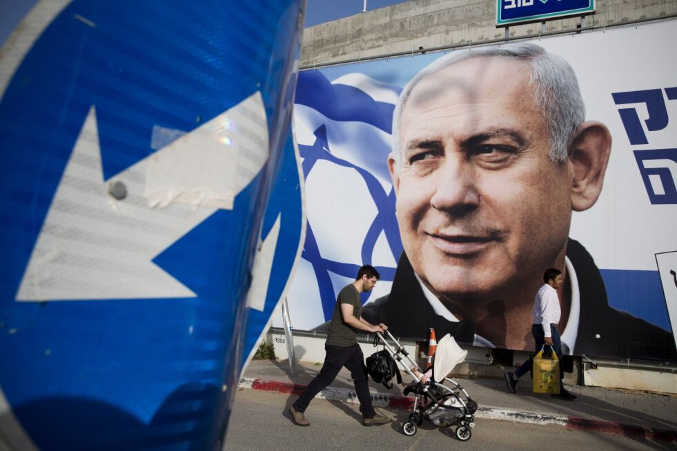 En valgplakat i Tel Aviv med bilde av Israels statsminister Benjamin Netanyahu. Foto: Oded Balilty / AP / NTB scanpix