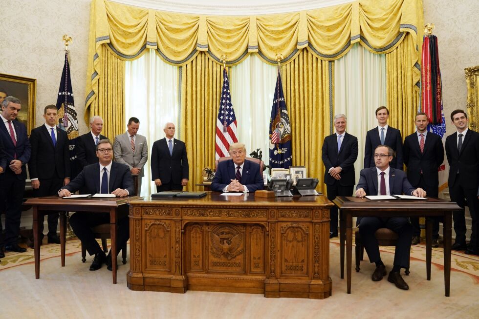 Flytter: President Donald Trump delter på en signeringssermoni med den president Aleksandar Vucic, (t.v), statsminister Avdullah Hoti, (t.h.) i det ovale kontor fredag 4. september.
 Foto: NTB/Scanpix