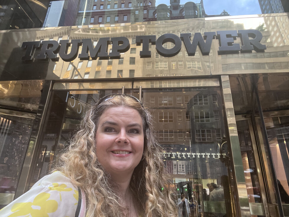 Redaktør i Norge IDAG, Trine Overå Hanse,n befinner seg i New York. Her utenfor Trump Tower på Manhattan.
 Foto: Norge IDAG