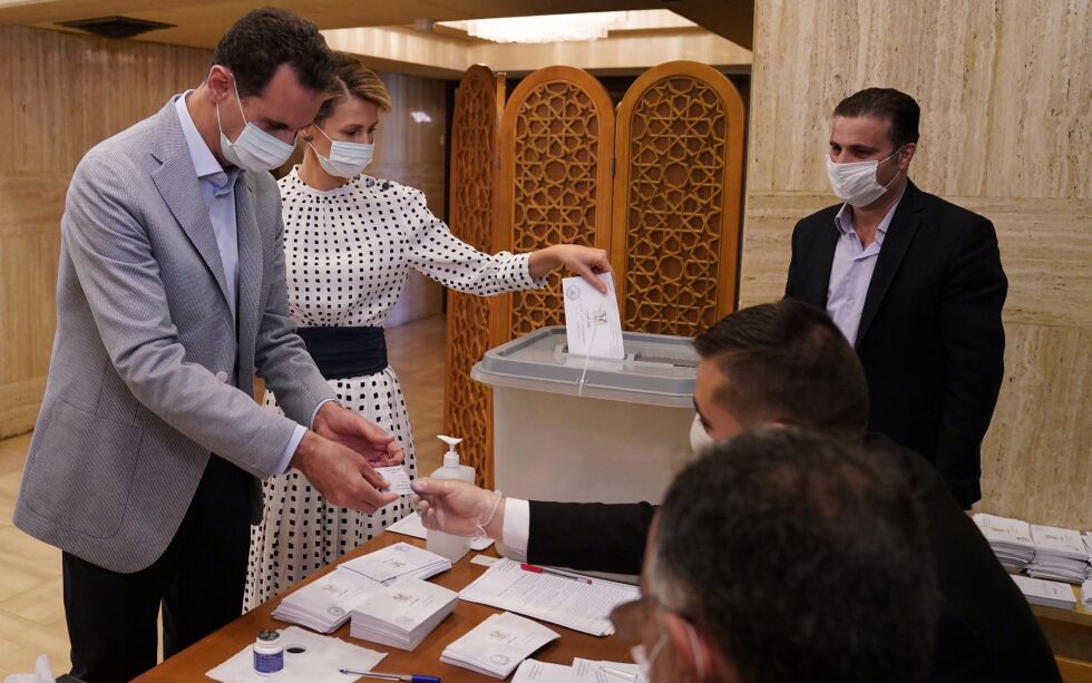 Syrias president Bashar al-Assad og hans kone Asma avla stemme i et valglokale i hovedstaden Damaskus søndag.
 Foto: Syrias presidentkontor / AP / NTB scanpix