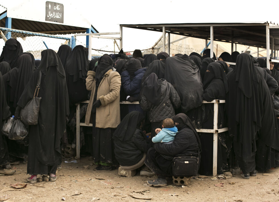 SYRIA: Kvinner fra IS-kontrollerte områder i Syria fotografert i 2019 mens de mottar nødhjelp.
 Foto: NTB/AP/Maya Alleruzzo