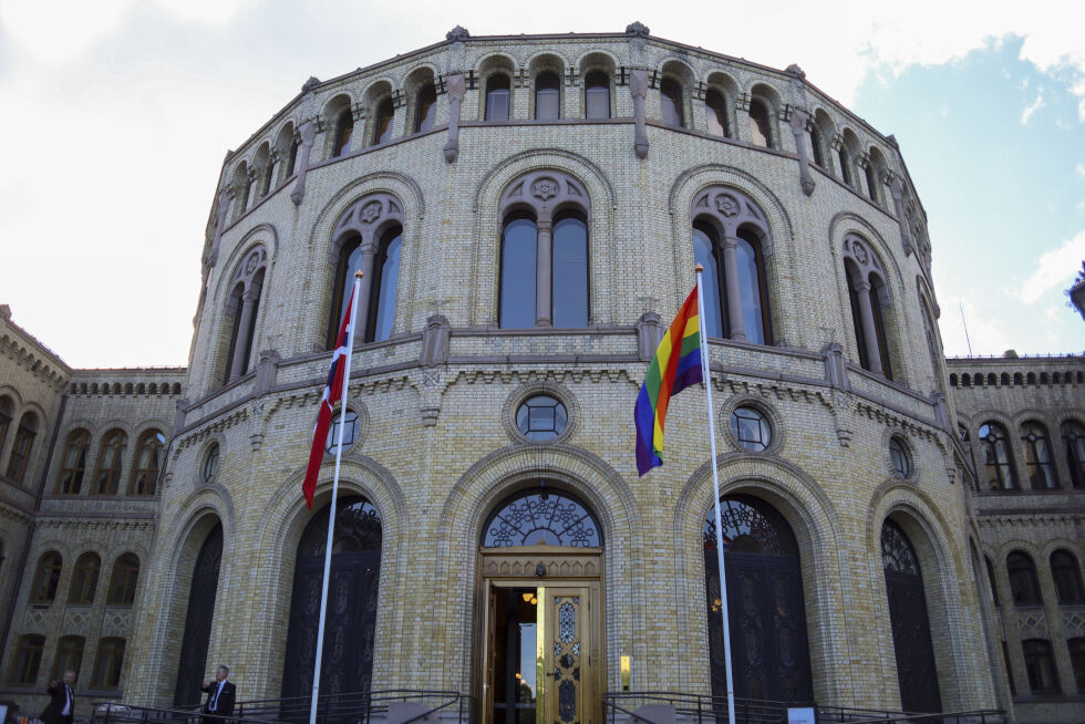 Åpning av Oslo Pride 2022:
Regnbueflagget ble heist utenfor Stortinget for å markere åpningen av Oslo Pride 2022.
 Foto: Marianne Løvland / NTB