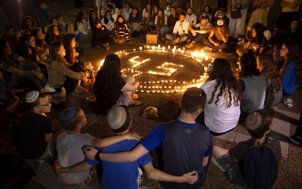Jøder samlet seg for å minnes de 45 ultraortodokse jødene som døde under den religiøse festivalen på Mount Meron i fjor.
 Foto: Oded Balilty / AP / NTB