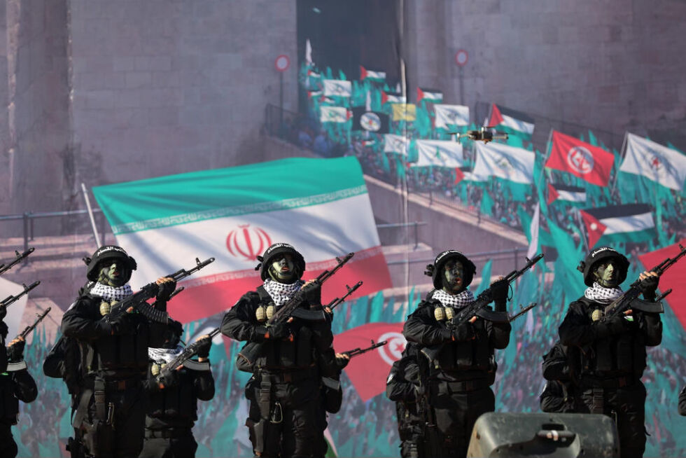 Maskerte og væpnede krigere fra Qassam-brigadene, den væpnede fløyen til terrororganisasjonen Hamas under et møte i Gaza by for å feire 35-årsjubileet for Hamas grunnleggelse i 2022. Illustrasjonsbilde.
 Foto: Majdi Fathi/TPS