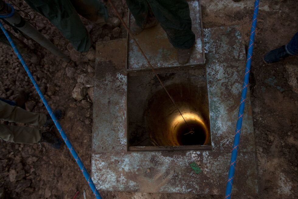 ANGREPSTUNNEL: Israelske soldater senker et kamera ned i et hull de opplyser at leder til en tunnel mellom Metula i Israel og Libanon. Foto: AP / NTB scanpix.