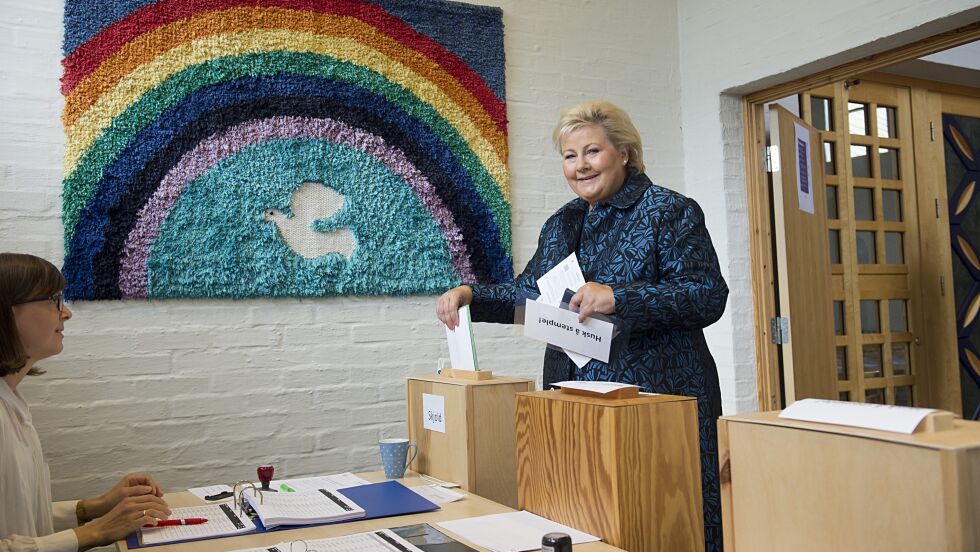 Statsminister Erna Solberg (H) tilhører minoriteten som stemte ved kirkevalget i fjor. Her avlegger hun sin stemmer i Skjold kirke i Fana.
 Foto: Marit Hommedal / NTB scanpix