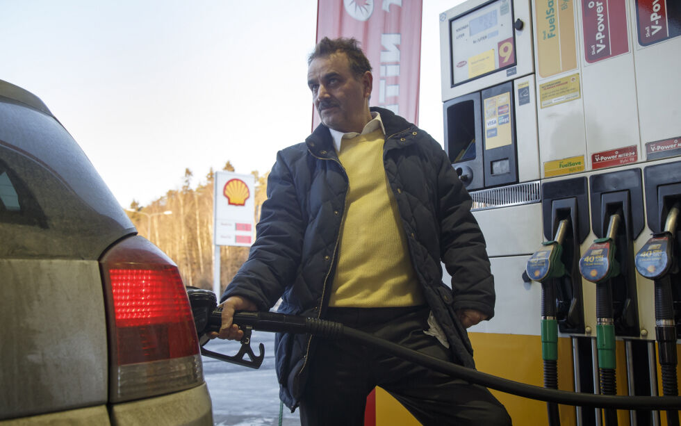 Saleyi Farhad fyller rekorddyrt drivstoff på Shell stasjonen på Mortensrud utenfor Oslo. Illustrasjonsbilde.
 Foto: Heiko Junge/NTB