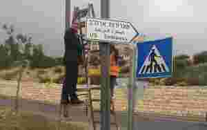 USAs ambassade setter opp skilter i Jerusalem