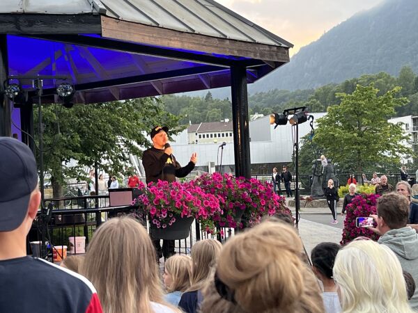 Evangeliet forkynt midt i byen