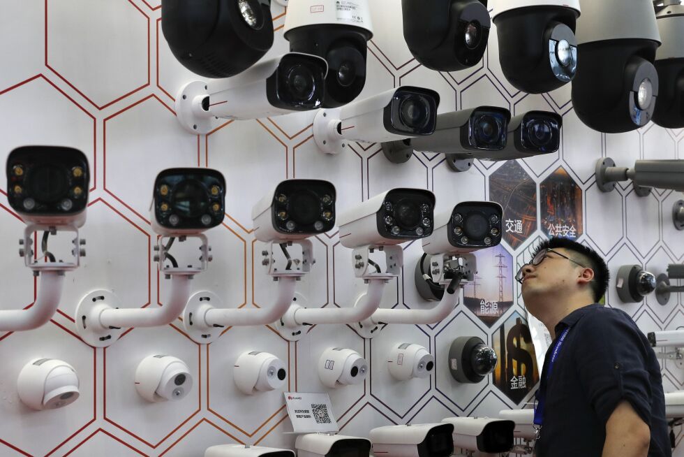 KINA: Enorme mengder overvåkningskameraer er utplassert de siste årene. Her vises kamerateknologi frem på en utstilling om sikkerhetsteknologi.
 Foto: AP / NTB