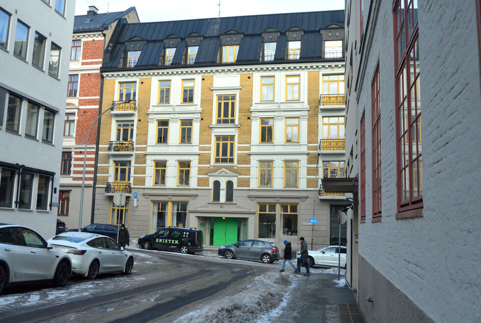 SOLGT: Misjonsalliansen har solgt bygården Sven Bruns gate 9 for et stort beløp som gir organisasjonen en stor gevinst. Bak den grønne døra har organisasjonen hatt sine kontorer siden 1998, men snart flytter de.
 Foto: Stein Gudvangen, KPK.