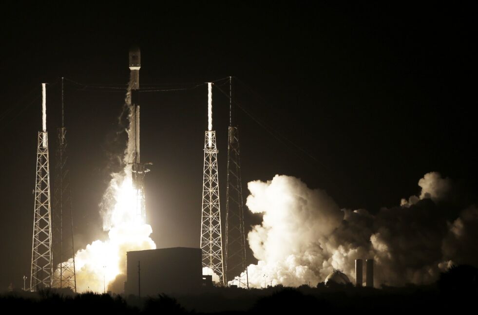 Bildet viser da raketten SpaceX Falcon 9 tok av fra Cape Canaveral i Florida med lille israelske Beresheet om bord. Det israelske fartøyet har siden tatt seg videre mot månen for egen maskin, og lander etter planen om kvelden torsdag 11. april.
 Foto: AP / NTB Scanpix