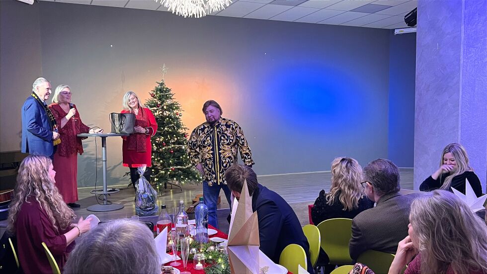 GLADE JULEDAGER: Finn Jarle Sæle (f.v.) og Anita A. Sæle sammen med Anna og Victor Thompson som talte og ledet forsamlingen i julesanger.
 Foto: Norge IDAG