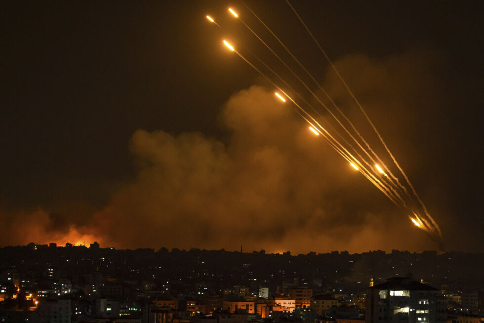 Raketter blir skutt mot Israel av palestinske terrorister på Gazstripen søndag 8. oktober.
 Foto: Fatima Shbair/AP/NTB
