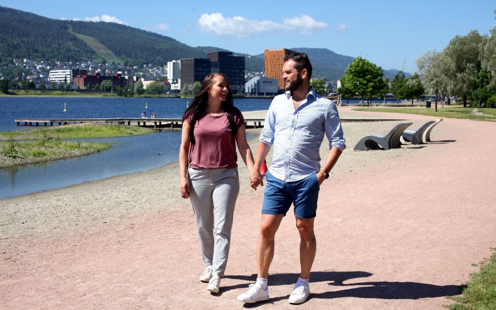 RETT STED: Karina og Jarle Waldemar opplever at de er på rett sted til rett tid i elvebyen Drammen.
 Foto: Agnar Mostad