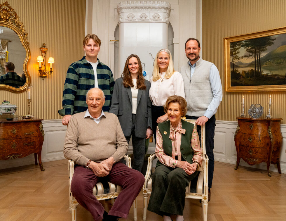 Den norske kongehuset deler familiebilde fra Bygdøy kongsgård.
 Foto: Simen Løvberg Sund / Det kongelige hoff / NTB