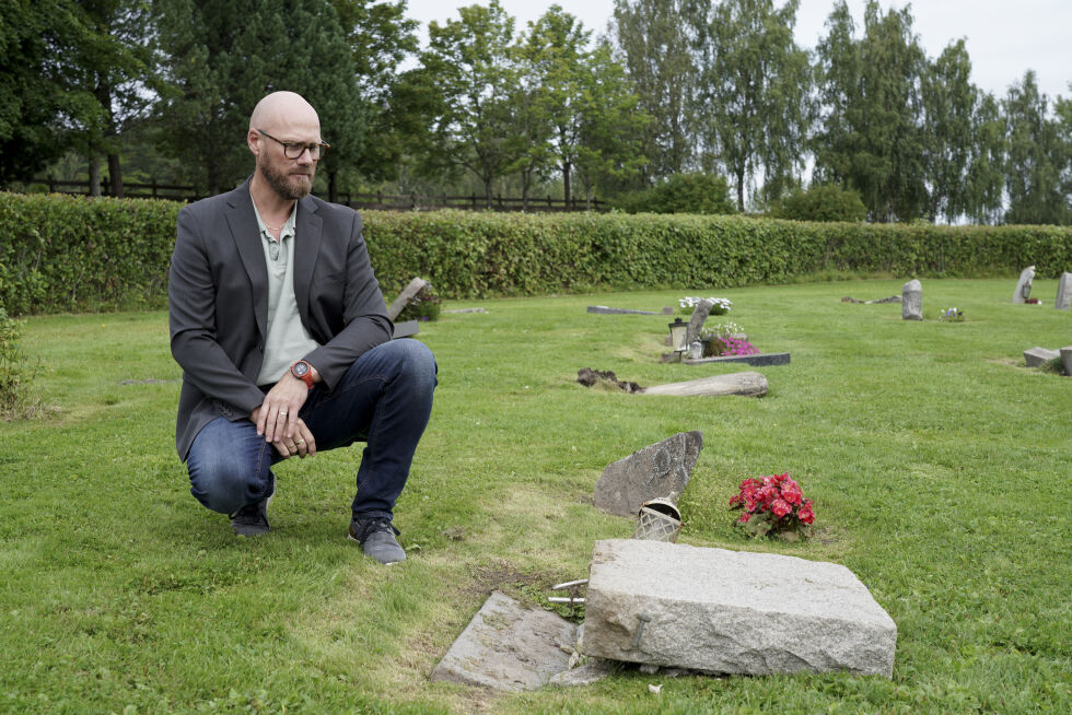 Øysten Paulsen er kirkeverge i Nordre Follo, hvor 19 gravstøtter er veltet: – Det er bare veldig, veldig trist at noen gjør dette, sier han.
 Foto: Ole Berg-Rusten / NTB