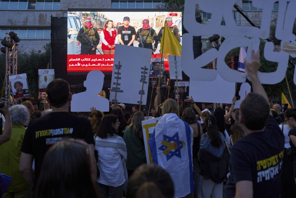 En folkemengde følger direkteoverføringen av frigivelsen at det israelsk-amerikanske gisselet Edan Alexander i Tel Aviv.
 Foto: Oded Balilty / AP / NTB